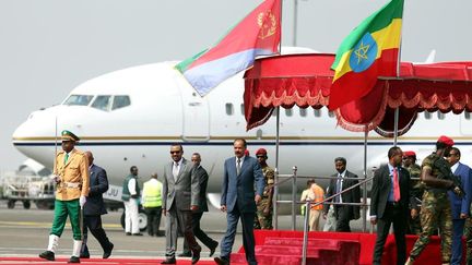 Le président de l'Érythrée,&nbsp;Isaias Afwerk, est accueilli par le Premier ministre&nbsp;ethiopien, Abiy Ahmed, à l'aéroport d'Addis Adeba (Ethiopie), le 14 juillet 2018. (TIKSA NEGERI / REUTERS)