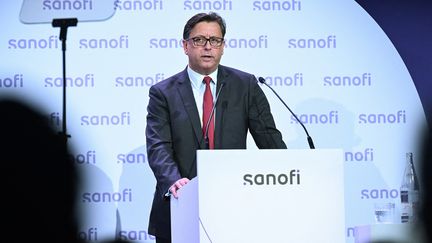 Le directeur général du groupe pharmaceutique français Sanofi, Paul Hudson, lors de l'Assemblée générale des actionnaires de son groupe, le 30 avril 2024, à Paris. (MIGUEL MEDINA / AFP)