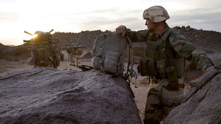 Un soldat fran&ccedil;ais patrouille dans le massif de&nbsp;l'Adrar des Ifoghas (Mali), le 1er mars 2013. (GHISLAIN MARIETTE / ECPAD / AFP)