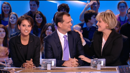 Sur le plateau du Grand Journal, Nadine Morano (UMP) tente de se rapprocher de Louis Aliot (FN) (Capture d'écran de @salam93)