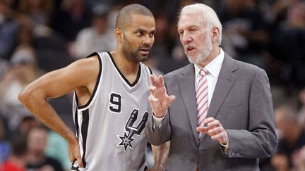 Tony Parker en discussion avec son entraîneur Gregg Popovich