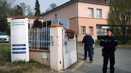 Un gendarme devant l'entrée de l'Ehpad à Lherm, le 1er avril 2019.&nbsp; (ERIC CABANIS / AFP)