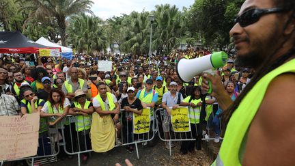 Des "gilets jaunes" rassemblés à Sainte-Marie à La Réunion, le 28 novembre 2018. (RICHARD BOUHET / AFP)