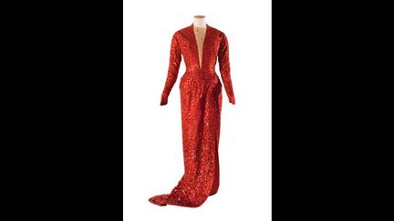 A l’origine cette robe étant assortie à un chapeau à plumes, qui n’a pas été produit pour la version finale du film. Elle a été créée pour Marilyn Monroe et Jane Russell afin d’être portée dans la séquence où elles chantent la chanson « Two little girls from little rock ».
 (David Gainsborough Roberts Collection, London.)