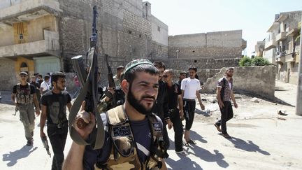 Des rebelles syriens, le 15 juin 2013 &agrave; Alep (Syrie). (MUZAFFAR SALMAN / REUTERS)