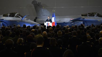 Emmanuel Macron s'exprime devant des militaires, sur la base 123 d'Orléans-Bricy (Loiret), jeudi 16 janvier 2020.&nbsp; (AFP)