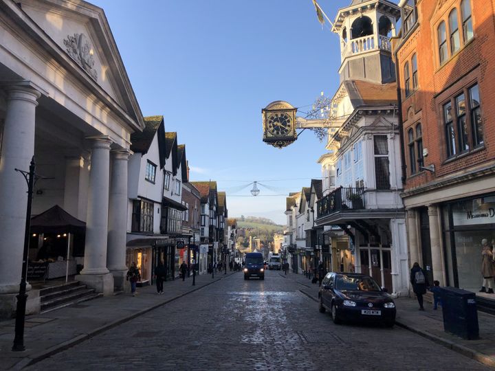 Le centre-ville de Guildford (Royaume-Uni), le 11 décembre 2019.&nbsp; (VALENTINE PASQUESOONE / FRANCEINFO)