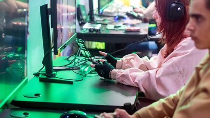 Seven French people regularly play video games and 42% of PC games use virtual currencies. (BRUNO LEVESQUE / MAXPPP)