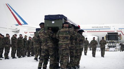 Des soldats fran&ccedil;ais embarquent les cercueils contenant les corps de leurs camarades tu&eacute;s en Afghanistan &agrave; l'a&eacute;roport de Kaboul, le 22 janvier 2012. (JOEL SAGET / AFP)