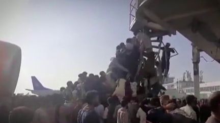 Il y a un an, en août 2021, les talibans avaient pris le pouvoir en Afghanistan.&nbsp;Des milliers d’habitants cherchaient à fuir le pays à tout prix depuis l’aéroport de Kaboul.&nbsp;Retour sur le jour où l’Afghanistan a basculé. (FRANCE 2)