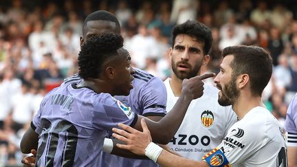 La colère de Vinicius lors de la rencontre entre Valence et le Real Madrid, le 21 mai 2023. (JOSE JORDAN / AFP)