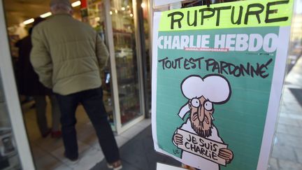 Un homme entre chez un marchand de journaux en rupture de stock de "Charlie Hebdo", le 14 janvier 2015, &agrave; Montpellier (H&eacute;rault). (PASCAL GUYOT / AFP)