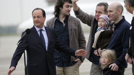 Fran&ccedil;ois Hollande et les quatre journalistes fran&ccedil;ais lib&eacute;r&eacute;s apr&egrave;s 10 mois en Syrie, le 20 avril 2014 &agrave; Villacoublay. (KENZO TRIBOUILLARD / AFP)