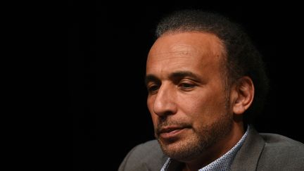 L'islamologue Tarq Ramadan lors d'une conférence à Bordeaux (Gironde), le 26 mars 2016. (MEHDI FEDOUACH / AFP)