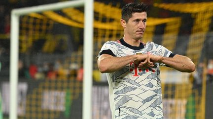 Robert Lewandoswki a inscrit un doublé pour offrir la Supercoupe d'Allemagne au Bayern Munich. (INA FASSBENDER / AFP)