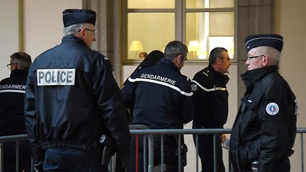 Eric Molcrette, ex-enseignant condamné à 20 ans de reclusion criminelle pour le viol et l'agression sexuelle de ses élèves, arrive au tribunal de Chamberry le 8 décembre 2016. (JEAN-PIERRE CLATOT / AFP)