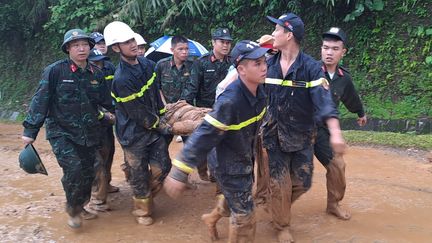 Des secouristes à l'œuvre à Ha Giang (Vietnam), le 13 juillet 2024. (VIETNAM NEWS AGENCY / AFP)