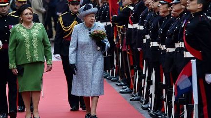 La reine Elisabeth II d'Angleterre et la présidente de Malte Marie-Louise Coleiro Preca devant la garde d'honneur, le 26 novembre 2015. (ALBERTO PIZZOLI / AFP)