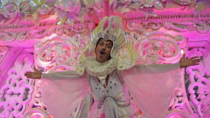 Un membre de l'école Sao Clemente lors du carnaval de Rio, le 22 avril 2022. (CARL DE SOUZA / AFP)