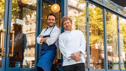 Romain Moreau et Louis Amen, deux copains qui ont décidé de se lancer dans l'aventure commune de leur restaurant Momen, à paris. (FLORIAN DOMERGUE / MOMEN)