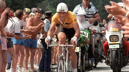 Bernard Hinault porte le maillot jaune lors de la 13e étape du Tour de France, le 11 juillet 1985, en Isère. (AFP)