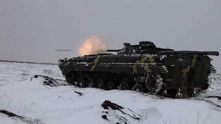 Sur cette photo transmise par le ministère ukrainien de la Défense le 10 février 2022 on peut voir un char lors d'un exercice de défense, en Ukraine. (EYEPRESS NEWS / AFP)