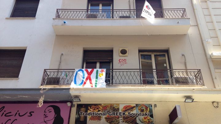 Un drapeau en faveur du "non" au r&eacute;f&eacute;rendum est accroch&eacute; &agrave; un balcon &agrave; Ath&egrave;nes (Gr&egrave;ce), le 13 juillet 2015. (ARIANE NICOLAS / FRANCETV INFO)