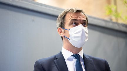 Le ministre de la Santé Olivier Véran dans un centre de vaccination à Sainte-Geneviève-des-Bois (Essonne), le 24 avril 2021. (RAPHAEL LAFARGUE / AFP)