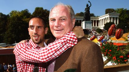 Franck Ribéry (à gauche) avec Uli Hoeness.  (ALEXANDER HASSENSTEIN / POOL)