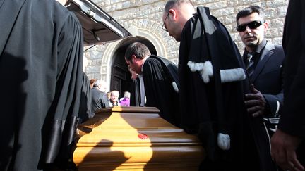 Des avocats portent le cercueil d'Antoine Sollacaro lors de ses obs&egrave;ques, vendredi 19 octobre &agrave; Propriano (Corse-du-Sud). (PASCAL POCHARD-CASABIANCA / AFP)