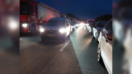 De très nombreux automobilistes se sont retrouvés bloqués sur l'autoroute A13, vendredi 19 avril 2024. (XAVIER ALLAIN / RADIOFRANCE)