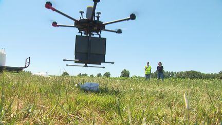 Ce drone livreur de médicaments est actuellement en test dans le Sud-Gironde&nbsp; (Capture d'image / France Télévisions)