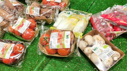 Des légumes bio (tomates, champignons, radis et endives) dans des emballages en plastique dans le rayon fruits et légumes d'un supermarché de l'enseigne Leclerc, à Valence (Drôme), le 30 décembre 2021. (NICOLAS GUYONNET / HANS LUCAS / AFP)