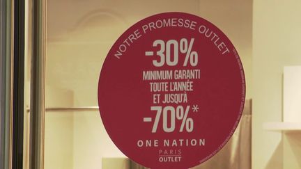 Les vêtements qui ne trouvent pas preneurs dans les boutiques traditionnelles partent ensuite dans des centres commerciaux spécialisés dans le déstockage, où ils peuvent être vendus à des prix beaucoup plus attractifs. (CAPTURE ECRAN FRANCE 2)