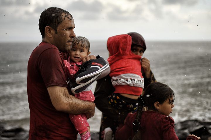 Des réfugiés et des migrants traversent la mer Egée entre la Turquie et l'île grecque de Lesbos. 28 septembre 2015. Aris Messinis a reçu le Visa d'or "News" à Perpignant pour ces photos
 (Aris Messinis / AFP)