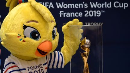 "Ettie", la mascotte de la Coupe du monde féminine de football, le 7 décembre 2018, à Paris. (FRANCK FIFE / AFP)