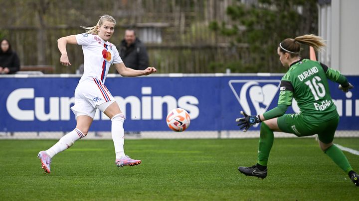 La gardienne de Guingamp Solène Durand face à la Lyonnaise Ada Hegerberg en D1 Arkema, le 25 mars 2023. (MAXPPP)