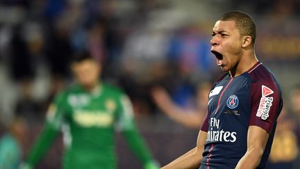 Kylian Mbappé célèbre un but du PSG, lors de la finale de la Coupe de la Ligue, face à l'AS Monaco, le 31 mars 2018. (FRANCK FIFE / AFP)