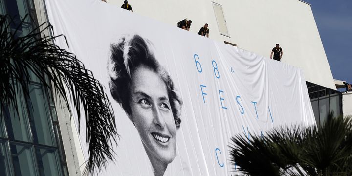 L'affiche du 68e Festival de Cannes hissée au-dessus des marches, lundi 11 mai 2015.
 (Valery Hache / AFP)