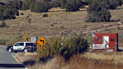 Une voiture de police sur les lieux du tournage de "Rust", à Santa Fe (Etats-Unis), le 21 octobre 2021. (LUIS SANCHEZ-SATURNO / AP / SIPA)