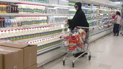 Une femme fait ses courses à Doha (Qatar), le 7 juillet 2017. Image d'illustration. (MANUEL P?REZ BELLA / EFE)