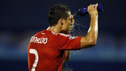 Cristiano Ronaldo s'hydrate &agrave; sa mani&egrave;re pendant le match qui oppose le Real Madrid au Dinamo Zagreb, au stade Maksimir (Croatie), le 14 septembre 2011. (NIKOLA SOLIC / REUTERS)