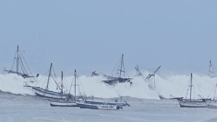 Amérique du Sud : le littoral assailli par des vagues géantes (France 2)