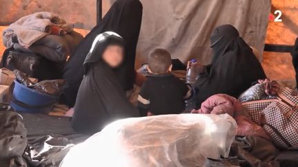 Des femmes et des enfants dans le camp syrien d'Al-Hol, où sont regroupées notamment des compagnes de jihadistes. (FRANCE 2)