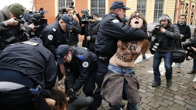 &nbsp; (Trois Femen se sont jetées sur la voiture qui conduisait DSK au tribunal © REUTERS/Pascal Rossignol)