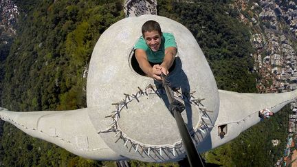 Un selfie avec une perche r&eacute;alis&eacute; par le photographe&nbsp;Thiago Correa&nbsp;au sommet du Christ r&eacute;dempteur du Corcovado, &agrave; Rio de Janeiro (Br&eacute;sil), le 11 septembre 2014. (CATERS NEWS AGENCY / SIPA)