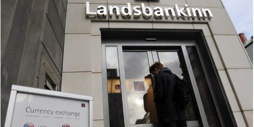 L'entrée d'une agence de la banque Landsbanki (8-10-2008) à Reykjavic, une des banques par qui la crise est arrivée (AFP - OLIVIER MORIN )