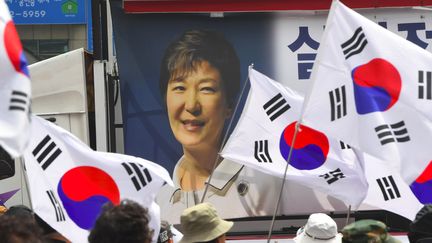 Des soutiens de l'ex-présidente sud-coréenne Park Geun-hye à Séoul, le 6 avril 2018. (JUNG YEON-JE / AFP)