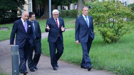 Les ministres des Affaires &eacute;trang&egrave;res fran&ccedil;ais, Laurent Fabius, ukrainien, Pavlo Klimkine, allemand,&nbsp;Frank-Walter Steinmeier, et russe, Sergue&iuml;&nbsp;Lavrov, &agrave; Berlin (Allemagne), le 17 ao&ucirc;t 2014. (AYHAN SIMSEK / ANADOLU AGENCY / AFP)