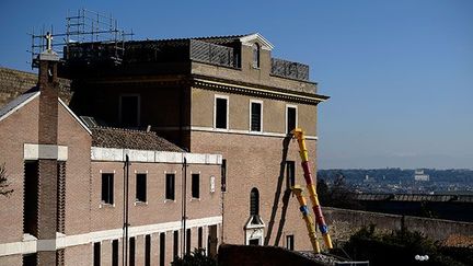 L’architecture de forme cubique du bâtiment est sobre et les lignes des murs en briques épurées.
 
Si aujourd’hui l’édifice compte quatre étages, initialement il n’en existait que deux.
 
Les douze cellules monastiques se situent au deuxième et troisième étage. Au rez-de-chaussée, on trouve la porterie et le parloir. La bibliothèque se situe à l’étage supérieur. ( AFP PHOTO / Filippo MONTEFORTE)